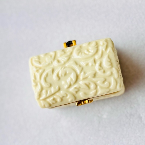 VINTAGE Hollywood Regency Ivory Ceramic Trinket Box w Gold Trim Bow & Hinge - Picture 7 of 16